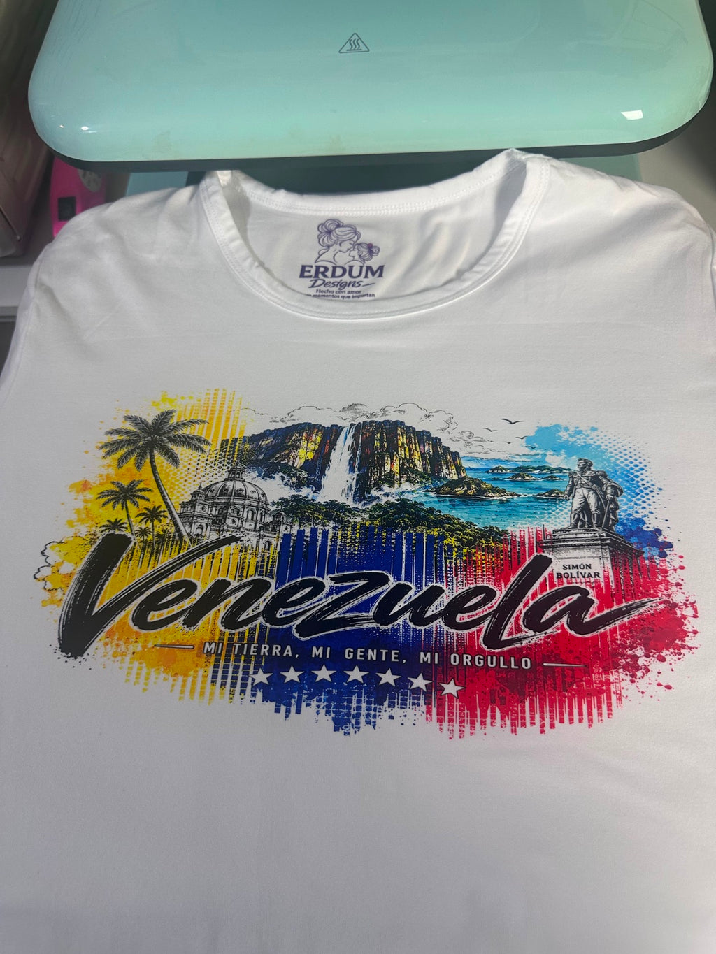 Fotografía real de camiseta Venezuela impresa por ERDUM Designs