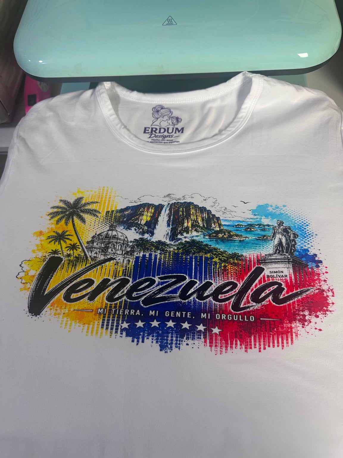 Fotografía real de camiseta Venezuela impresa por ERDUM Designs