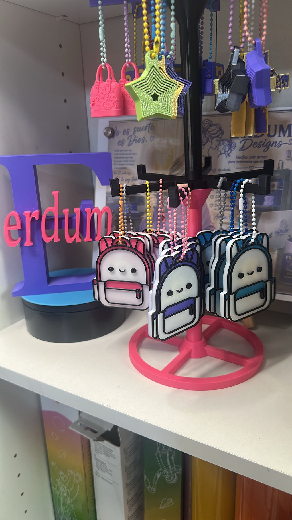 Llaveros NFC de mochila impresos en 3D en varios colores