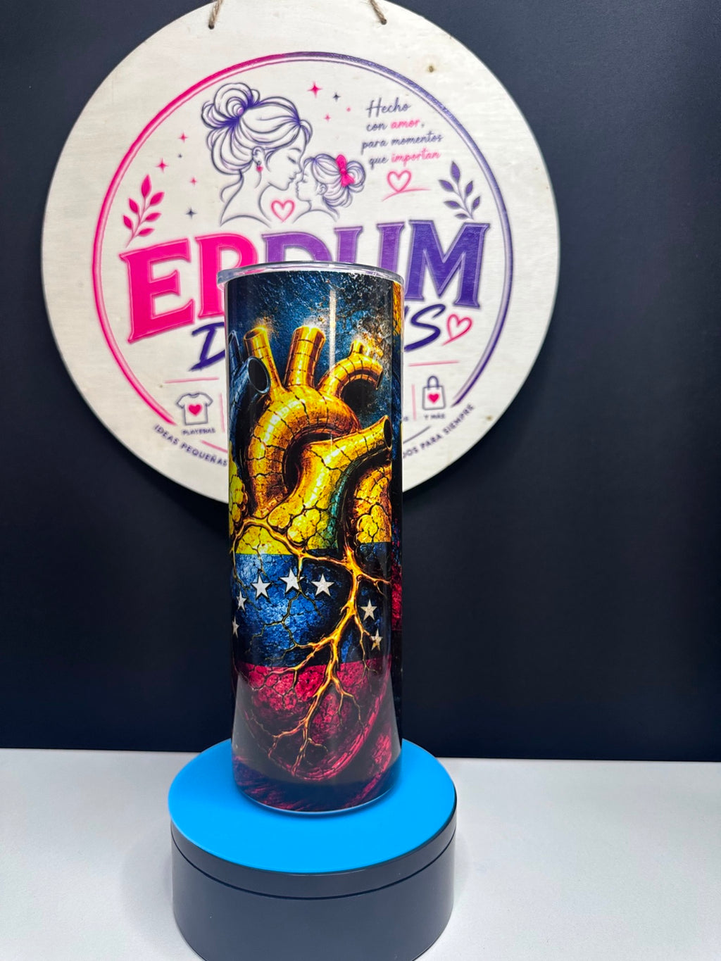 Parte posterior del tumbler venezolano con corazón anatómico y bandera