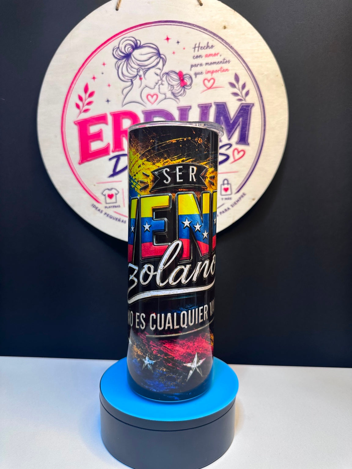 Tumbler venezolano de 20 oz con frase Ser venezolano no es cualquier vaina